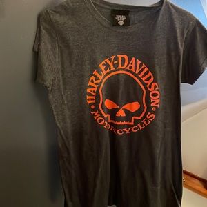 HD shirt size medium